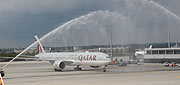 Wassertaufe für die Qatar Airways 770-300ER mit Qsuite auf dem Münchner Flughafen(©Foto: Martin Schmitz)